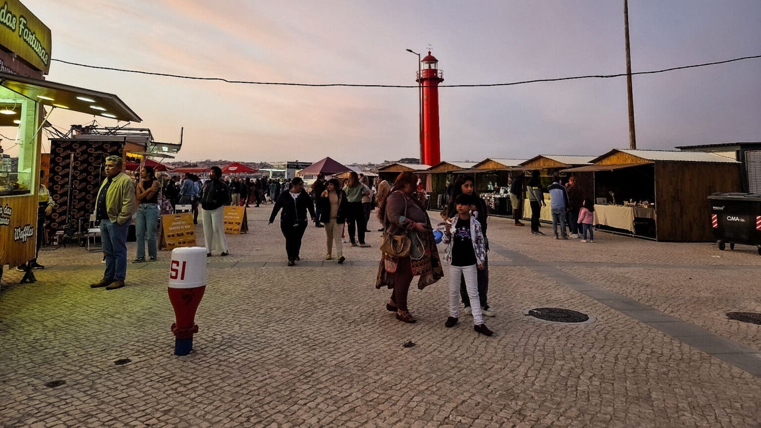 Celebrando a Alegria e Cultura na Feira de Cacilhas